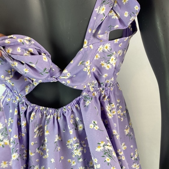 Shein lavender flutter sleeve blouse with tiny daisies medium - Picture 5 of 6